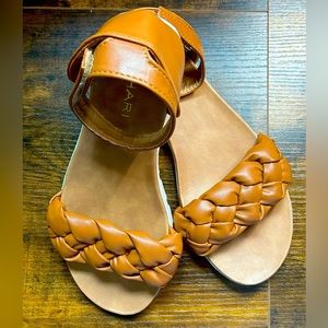 Size 3 Girls TAHARI sandals